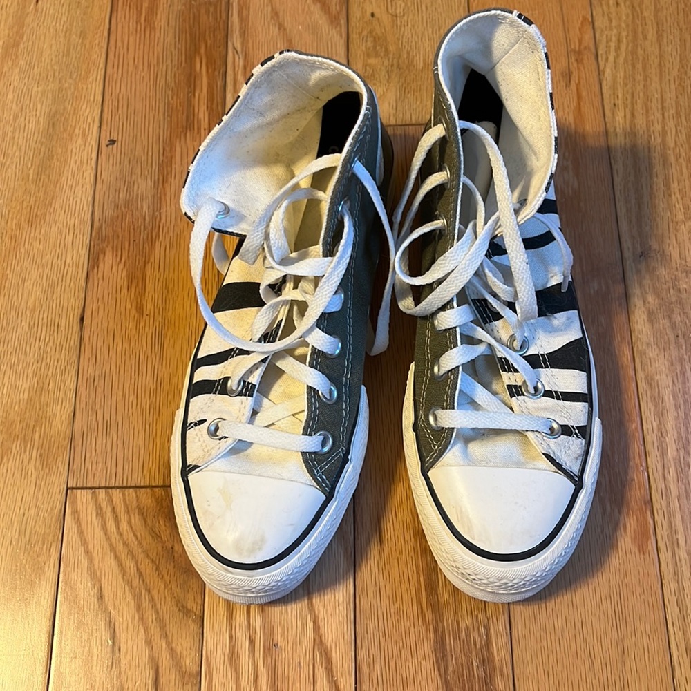 Womens 7.5 custom converse